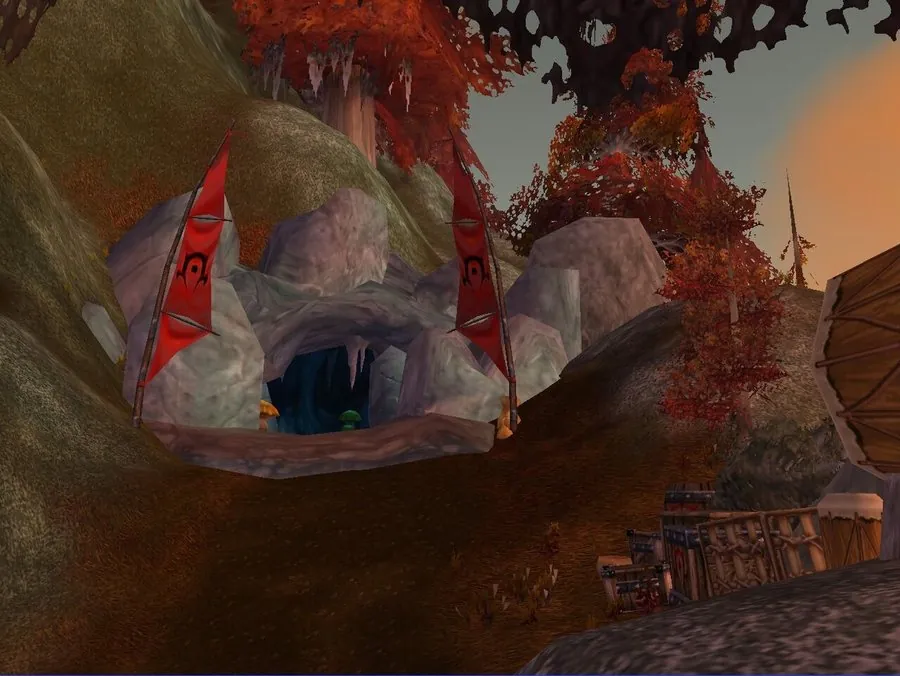 Der Eingang der Horde an der Nordseite, eingerahmt von Hordebannern.